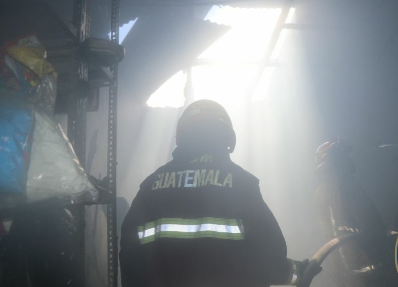 Se observa parte de los daños a los locales comerciales en la zona 5. (Foto, Prensa Libre: Twitter de Bomberos Municipales).