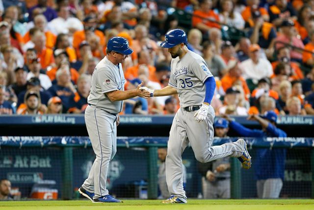 Eric Hosmer (derecha), es felicitado tras marcar una carrera a favor de los Reales. (Foto Prensa Libre: AFP)