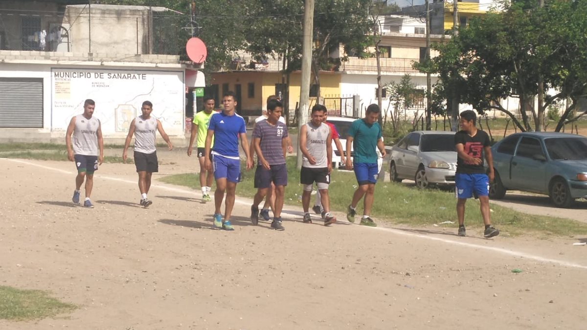 Los jugadores de Sanarate se entrenaron en un campo de tierra. (Foto Prensa Libre: La Red)