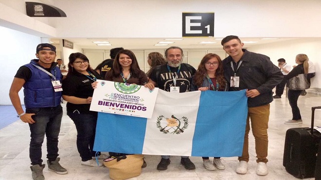 El Colectivo Chucho Callejero, liderado Jorge Corleto, en su llegada a México e pasado lunes. (Foto Prensa Libre: Eslly Melgarejo).