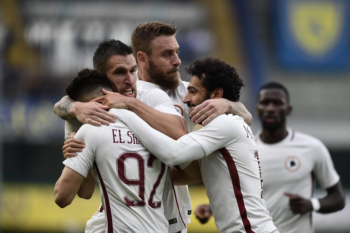 Stephan El Shaarawy festeja con sus compañeros de equipo luego de marcar un gol. (Foto Prensa Libre: AFP)