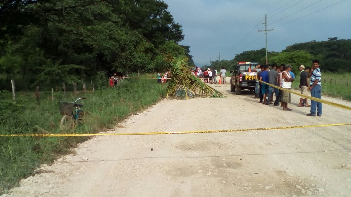 Agentes policiales resguardan escena del crimen donde fue ultimado un hombre, en La Libertad, Petén. (Foto Prensa Libre: Rigoberto Escobar)