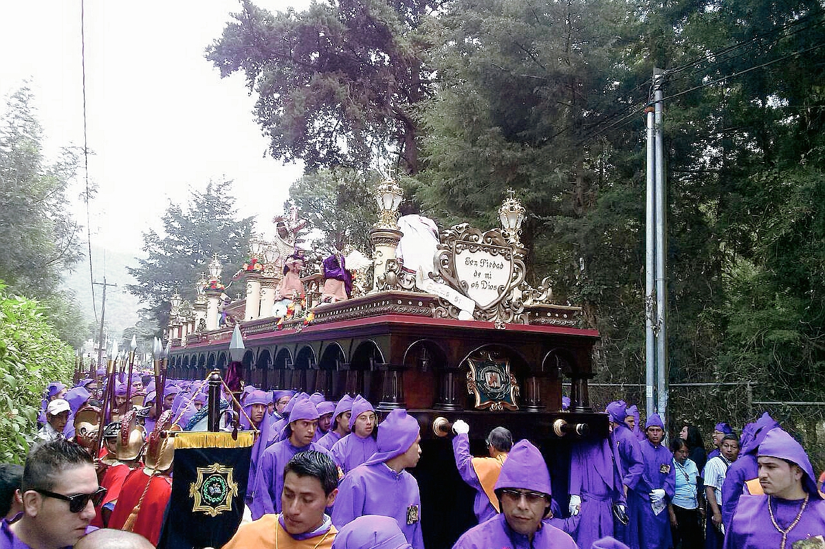 Consagrada Imagen de Jesús Nazareno de la Humildad, de la aldea San Cristóbal el Bajo, Antigua Guatemala, recorre calles de la ciudad. (Foto Prensa Libre: Renato Melgar)