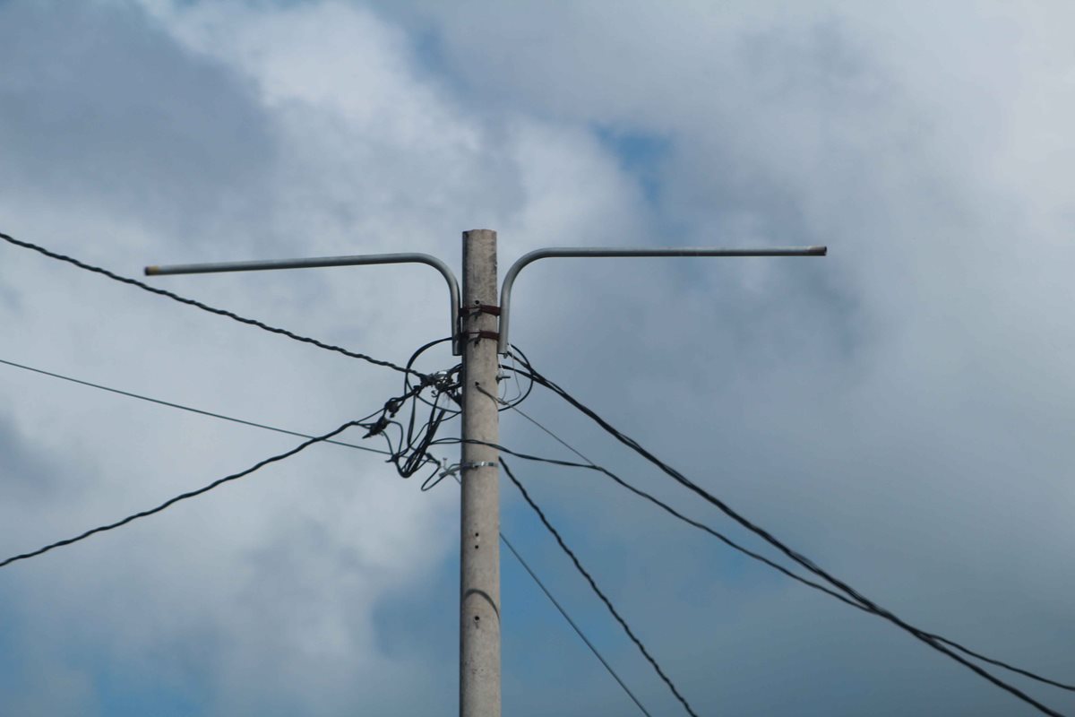 Uno de los postes del alumbrado público, en San Benito, Petén, que quedó sin lámparas por supuesto impago de servicios de la Municipalidad. (Foto Prensa Libre: Manuel Romero)