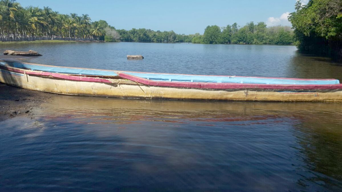 La embarcación en la que se trasladaban las personas fue impactada por otra, el conductor huyó del lugar. (Foto Prensa Libre: Rolando Miranda)