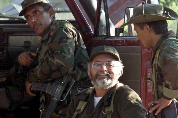 Luis Édgar Devia Silva, alias Raúl Reyes  —centro— habría sido abatido por una bomba inteligente en marzo del 2008, cuando era considerado el "número dos" de las Farc. (Foto Prensa Libre: Archivo)