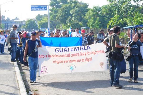 Familiares de migrantes desaparecidos en México, aún en territorio guatemalteco, cruzan el puente internacional Doctor Rodolfo Robles. (Foto Prensa Libre: Edgar Girón)