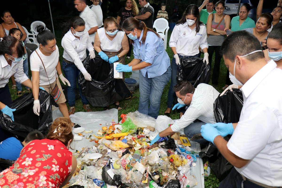 Familias de la colonia ExUnited Fruit Company, Puerto Barrios, aprenden sobre el reciclaje en sus viviendas. (Foto Prensa Libre: Dony Stewart)