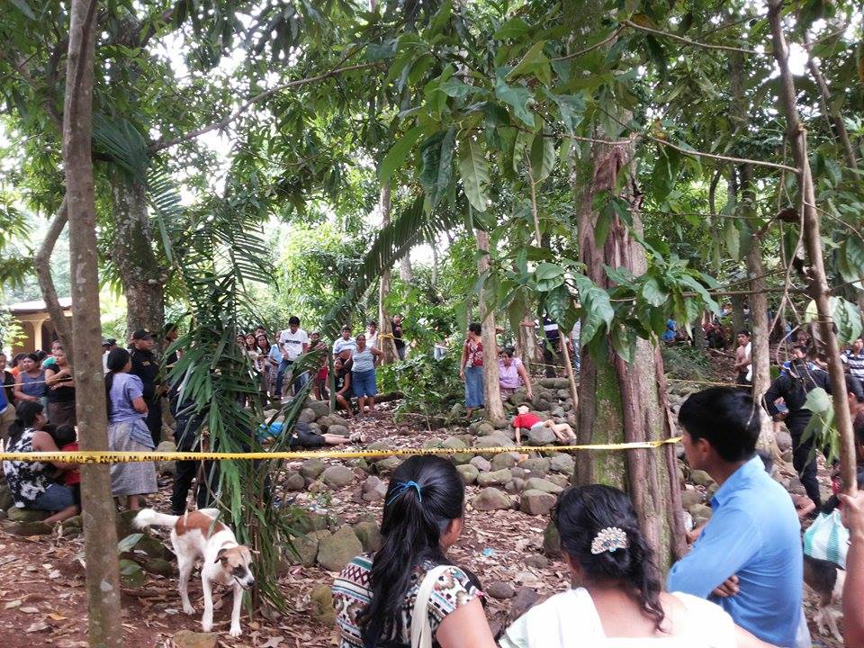 Socorristas y autoridades observan los cadáveres de los dos hermanos, en El Asintal, Retalhuleu. (Foto Prensa Libre: Rolando Miranda)