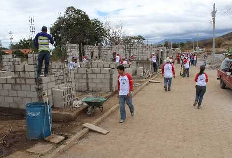 Comunitarios brindan apoyo en mano de obra a integrantes de Hábitat para la Humanidad.