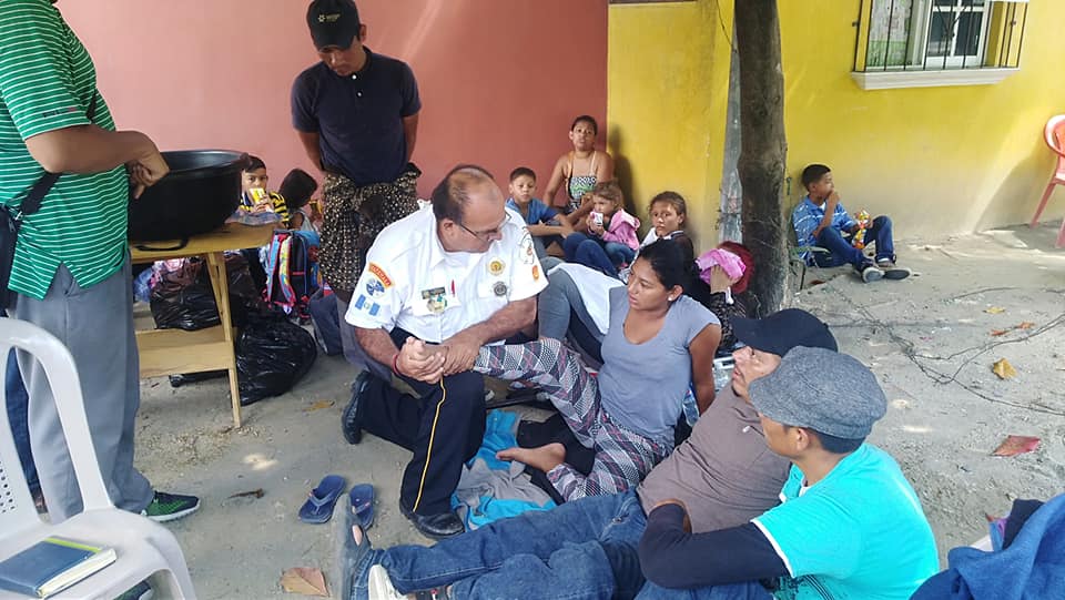 Un bombero voluntario atiende a un grupo de hondureños en un albergue de Chiquimula. (Foto Prensa Libre: Mario Morales)