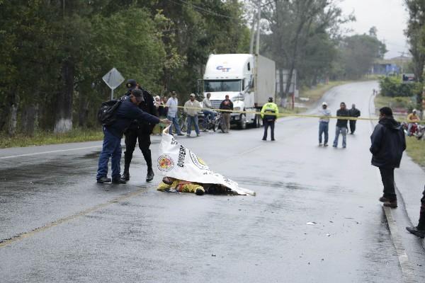 Cadáver está  tendido en el asfalto.