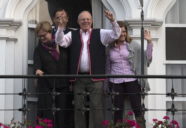 Pedro Pablo Kuczynski avanza por mínima ventaja sobre Keiko Fujimori. (Foto Prensa Libre:AFP).