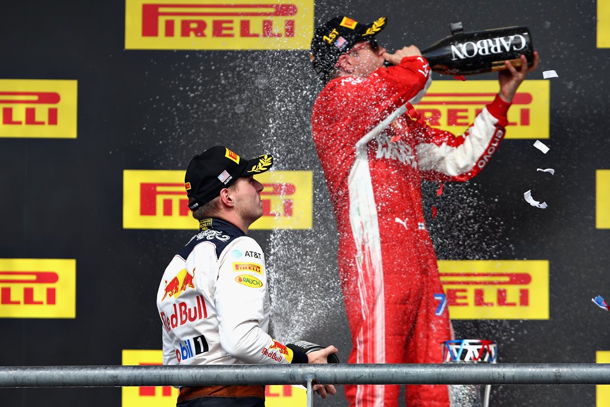 Kimi Raikkonen celebra bebiendo Champagne después de ganar el GP de Estados Unidos. (Foto Prensa Libre: AFP)