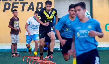 Adrián Apellaniz y sus compañeros realizan unas de las últimas prácticas antes de enfrentar a los cremas. (Foto Prensa Libre: Norvin Mendoza).