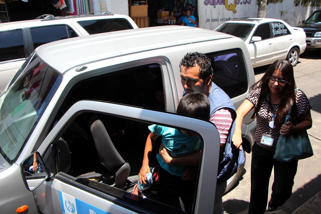 Uno de los cuatro menores que era víctima de explotación laboral y que fue rescatado en Retalhuleu. (Foto Prensa Libre: Rolando Miranda)