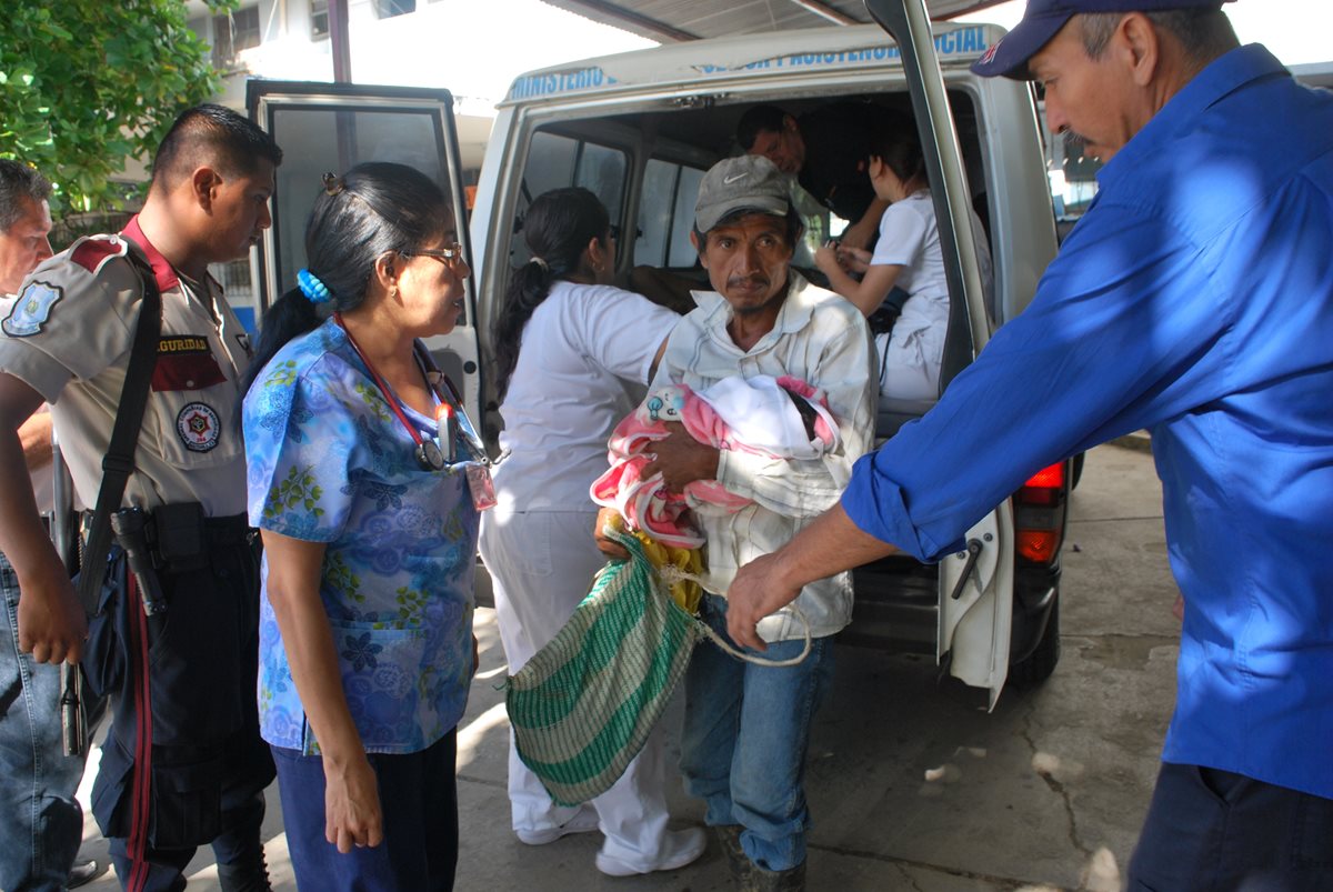 Cónyuge de mujer que murió al dar a luz en ambulancia lleva en brazos a recién nacido, al Hospital Regional de Zacapa. (Foto Prensa Libre: Víctor Gómez)