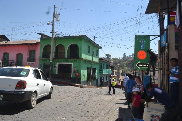 Señalización que coloca la PMT en Sololá, como parte de un programa  para facilitarle el viaje a los turistas nacionales y extranjeros.