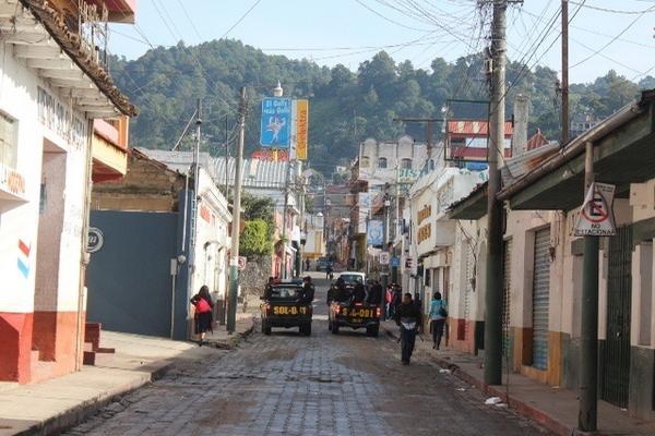 Agentes de la Policía Nacional Civil patrullan las calles desiertas, en Sololá. (Foto Prensa Libre: Édgar Sáenz)