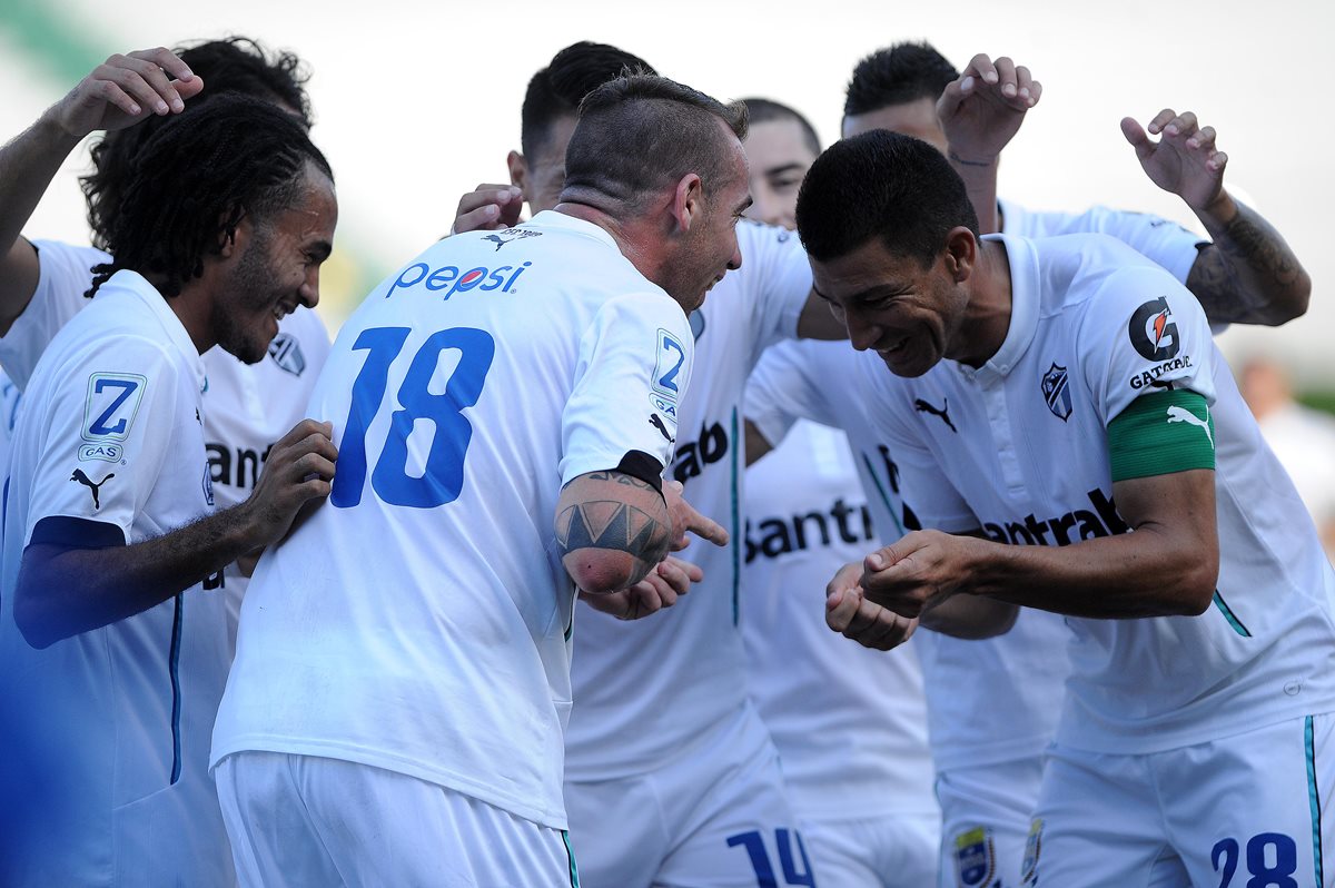 Emiliano López celebra su primer gol de chilena (Foto Prensa Libre: Óscar Felipe)