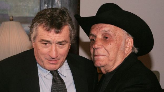 Robert De Niro con Jake La Motta durante el 25 aniversario de "Toro salvaje", en el que el actor interpretó al boxeador tanto cuando fue esbelto como obeso. GETTY IMAGES