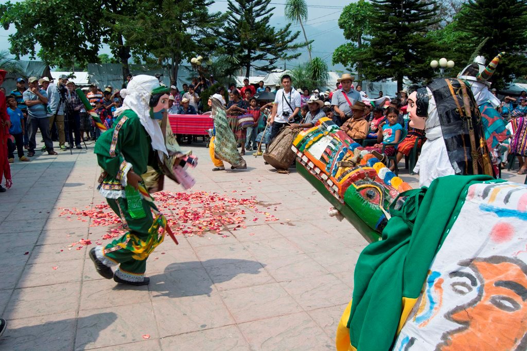 Jóvenes y niños participan en segundo festival cultural anual en Rabinal, Baja Verapaz. (Foto Prensa Libre: Carlos Grave)