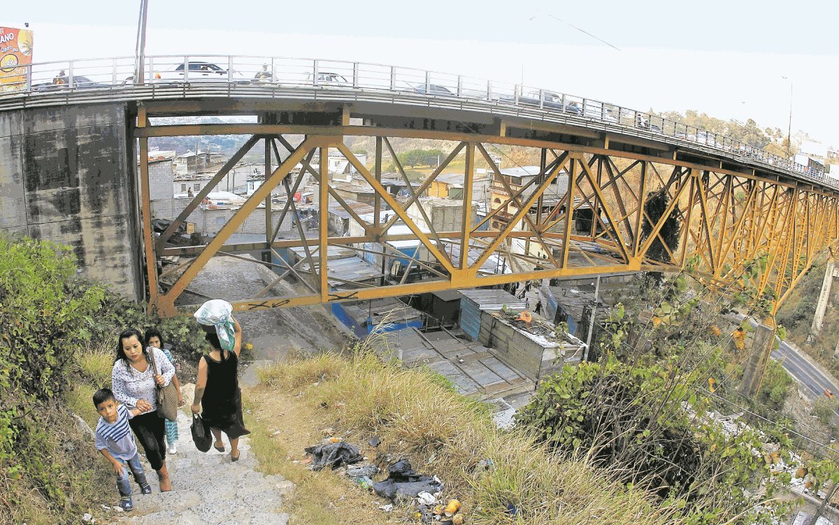 El puente tiene 59 años y no recibe mantenimiento. Expertos coinciden que superó la capacidad de carga vehicular para que fue diseñado. (Foto: Hemeroteca PL)