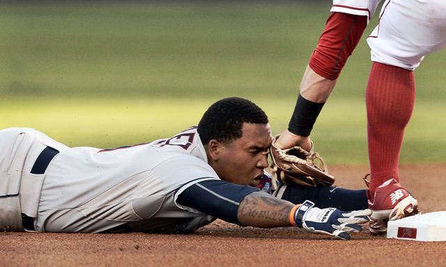  El jugador de Indios José Ramírez (i) es sorprendido robándose la segunda base por Johnny Giavotella (d), de Angelinos, el el juego del pasado martes. (Foto Prensa Libre: EFE)