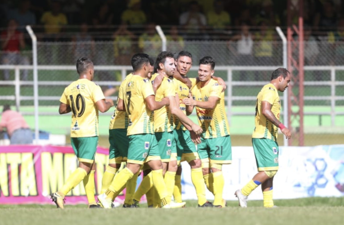 Así celebraron los jugadores de Guastatoya el primer gol del cuadro pechoamarillo, un tiro libre perfectamente ejecutado por Carlos Gallardo. (Foto Prensa Libre: Francisco Sánchez)