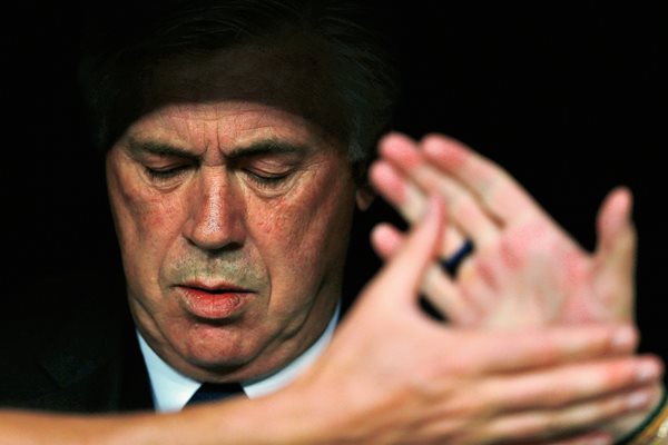 Carlo Ancelotti durante el juego de ayer en el Santiago Bernabéu. (Foto Prensa Libre: AP)