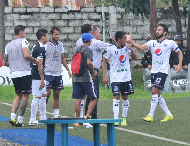 Kamiani Félix festeja con sus compañeros de equipo. (Foto Prensa Libre: Alexander Coyoy)