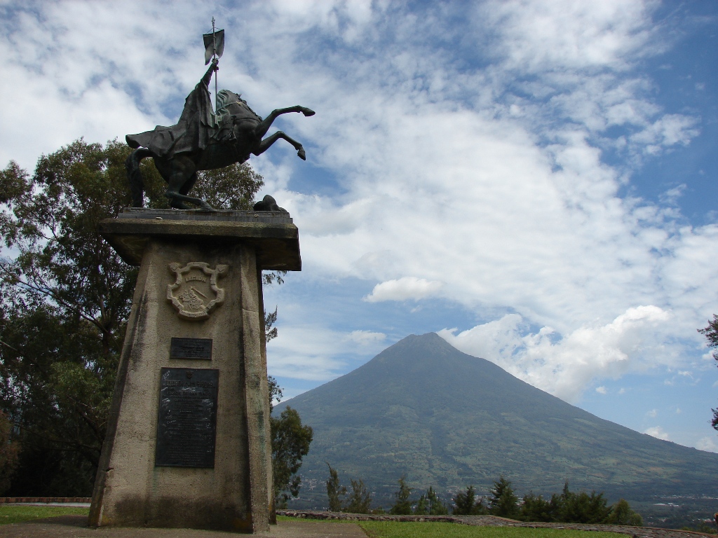 Monumento a Santiago Apóstol en el Cerro de la Cruz, Antigua Guatemala. (Foto: Hemeroteca PL)