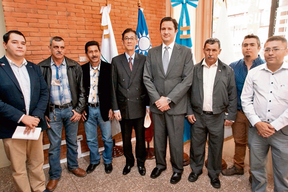 el embajador de la República de Taiwán, John C.C. Lai, junto a directivos de Anacafé y caficultores. (Foto Prensa Libre: Álvaro Interiano)