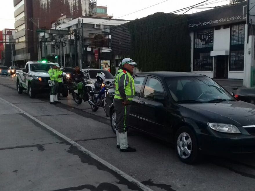 Agentes de la PMT capitalina resguardan el lugar donde un automovilista se parqueó, luego de conducir en estado de ebriedad. (Foto: Cortesía Amílcar Montejo)