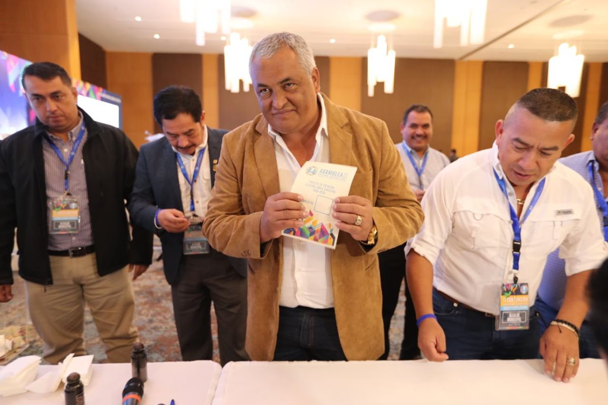 Enrique Arredondo al momento de emitir su voto para presidente de la Anam. (Foto Prensa Libre: Érick Ávila)