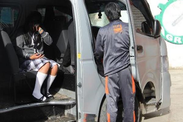 Bomberos atendieron a los estudiantes en el lugar, que resultaron con crisis nerviosa por la agresión de los manifestantes. (Foto Prensa Libre: Edgar Domínguez)<br _mce_bogus="1"/>