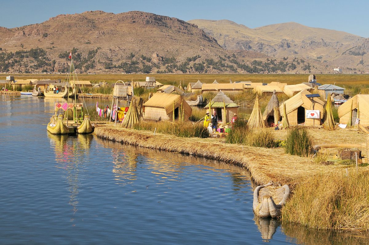 Las islas, las casas y las embarcaciones están construidas con este junco.