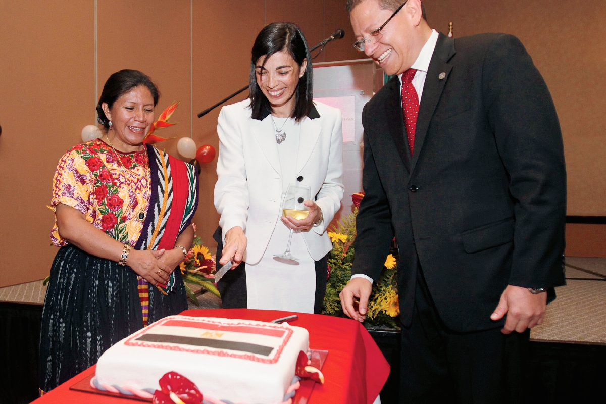 Dina El Sehy (al centro), embajadora de Egipto en Guatemala, junto a los vicecancilleres guatemaltecos Marta Estrada de Leiva y José Rodrigo Vielmann. (Foto Prensa Libre: Edwin Castro)