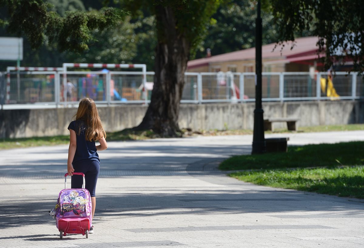 Una niña sale de la escuela en el centro de Pontevedra, al noreste de España. (Foto Prensa Libre: AFP).