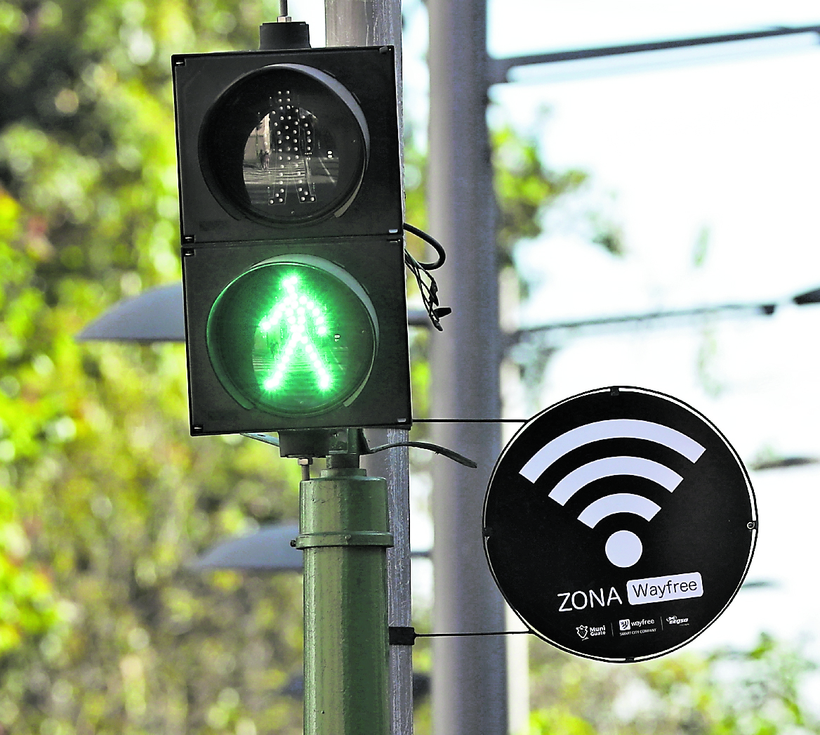 Hace dos semanas se colocaron rótulos en el Paseo de la Sexta anunciando el nuevo servicio de internet gratuito. (Foto Prensa Libre: Esbin García)