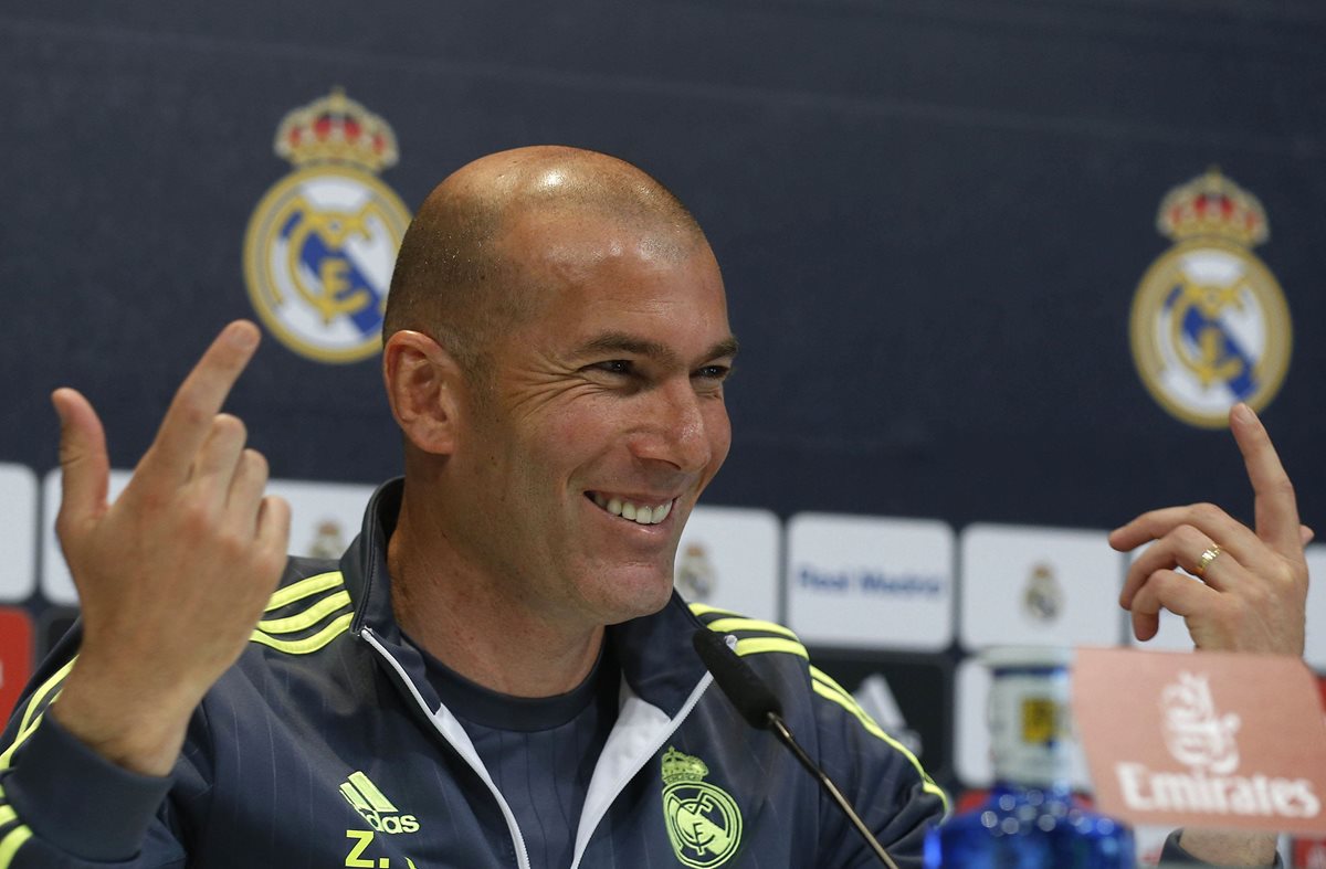 El francés Zinedine Zidane durante la conferencia de prensa este viernes, antes del juego de mañana contra la Real Sociedad. (Foto Prensa Libre: EFE)