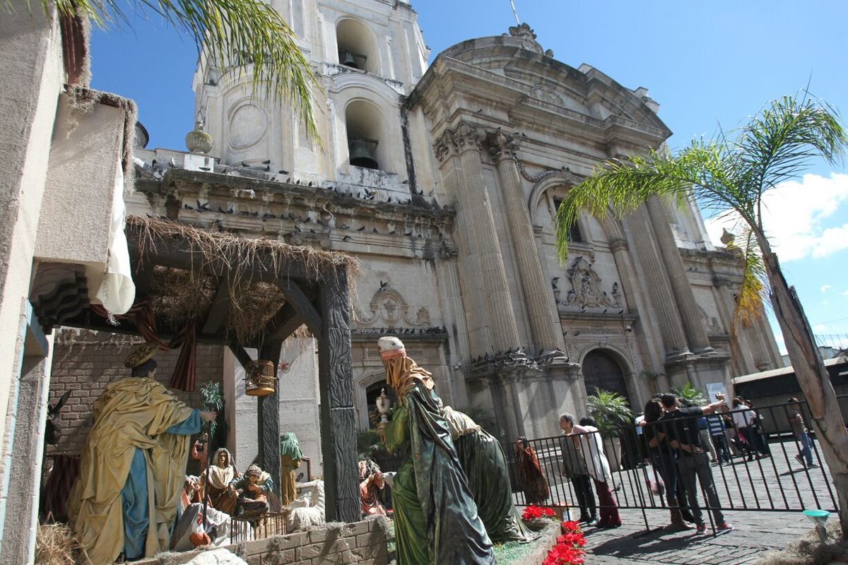 Las diferentes iglesias se preparan para celebrar en horas de la tarde y noche la misa de Gallo. En la imagen, nacimiento en el atrio del templo de La Merced. (Foto, Prensa Libre: Érick Ávila)