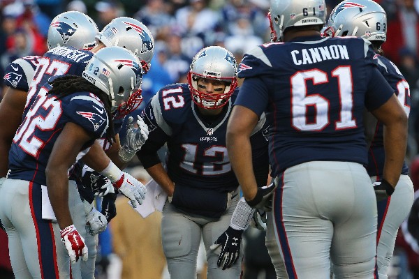 Tom Brady (12) guió a los Patriotas para ganar su división de la Conferencia Americana. (Foto Prensa Libre: AFP)