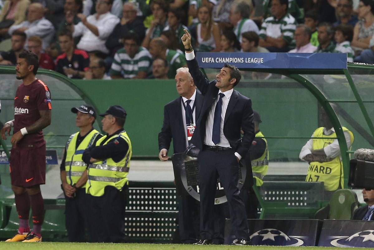 El técnico del FC Barcelona, Ernesto Valverde, durante el partido que su equipo le ganó al Sporting de Portugal como visitante. (Foto Prensa Libre: AP)