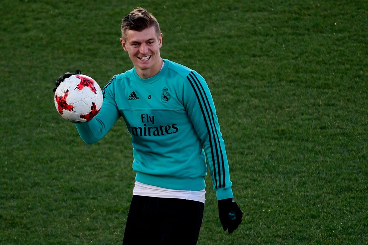 Toni Kroos estuvo presente en el último entrenamiento del 2017 con el Real Madrid. (Foto Prensa Libre: AFP)