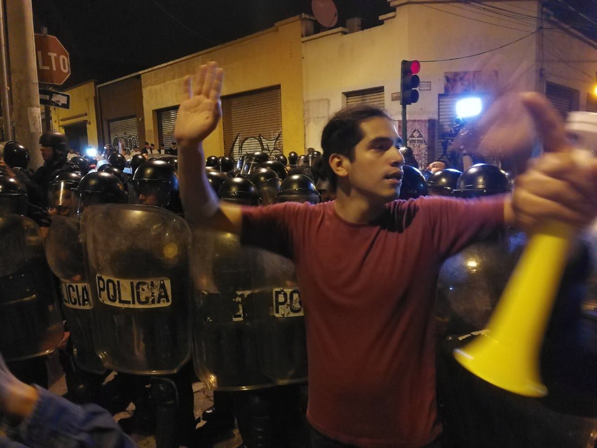 Por momentos los inconformes pedían a las autoridades que los dejaran pasar más allá del perímetro asegurado por la PNC.