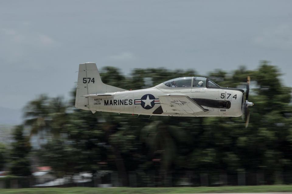 Este T-28 Trojan es el que se accidentó esta tarde al final de la pista del Aeropuerto La Aurora. (Foto Prensa Libre: G4 Team)