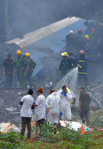 Cuerpos de socorro permanecen en el lugar donde un avión con 104 pasajeros se estrelló, en La Habana, Cuba, en busca de víctimas. (Foto Prensa Libre: AFP)