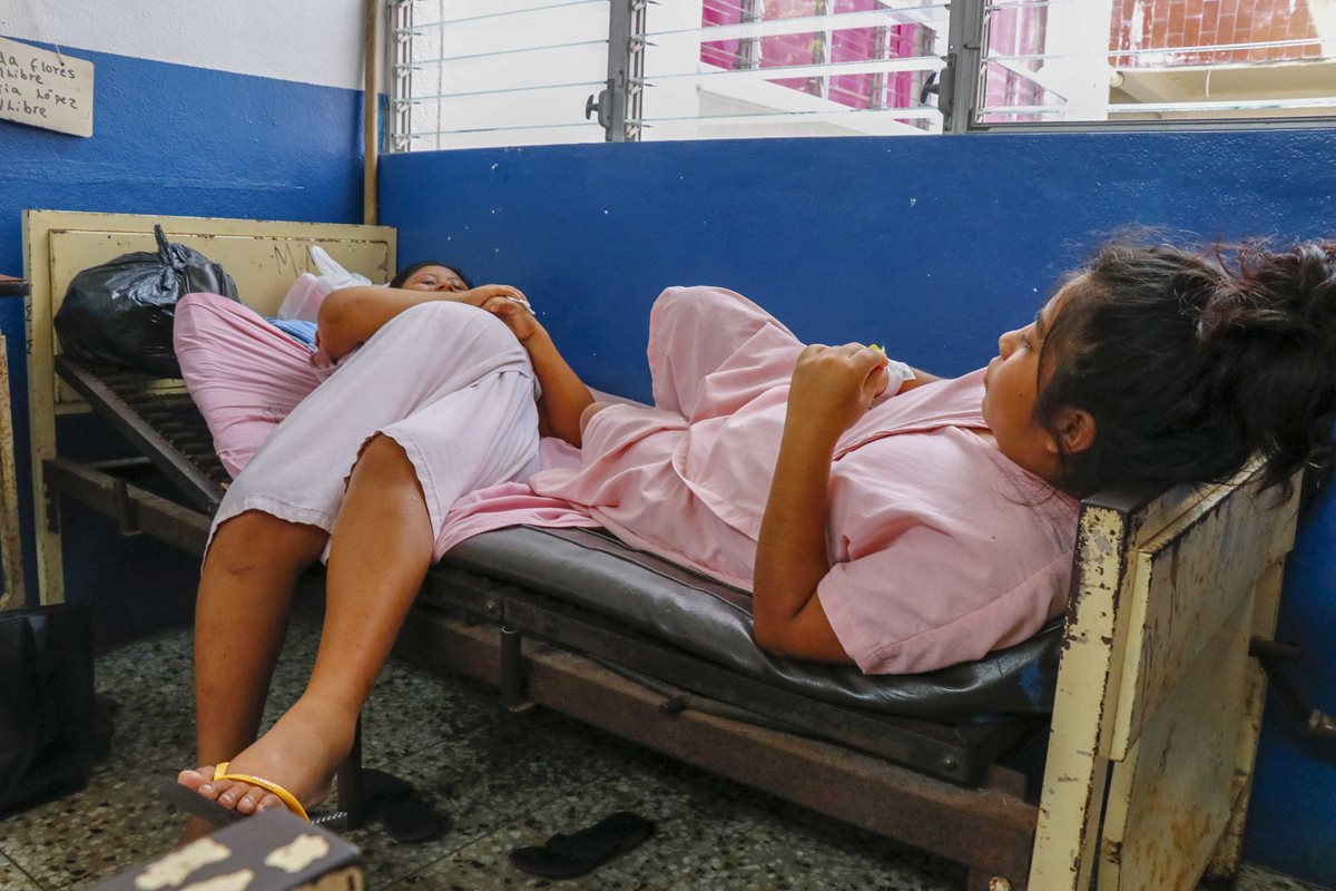 Embarazadas y mujeres en recuperación por parto se las ingenian para dormir en una misma cama en el Hospital Nacional de Retalhuleu. (Foto Prensa Libre: Rolando Miranda)