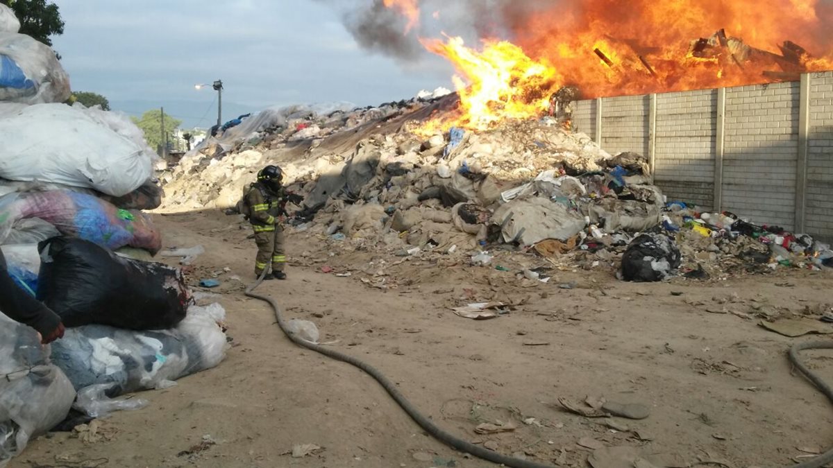 Socorristas tratan de evitar que incendio se extienda. (Foto Prensa Libre: CBV)